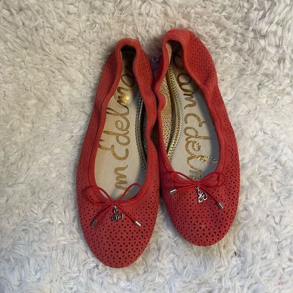 Sam Edelman leather suede lazer cut Ballet Flats slip on bow & charm accent SZ8M - Picture 1 of 8